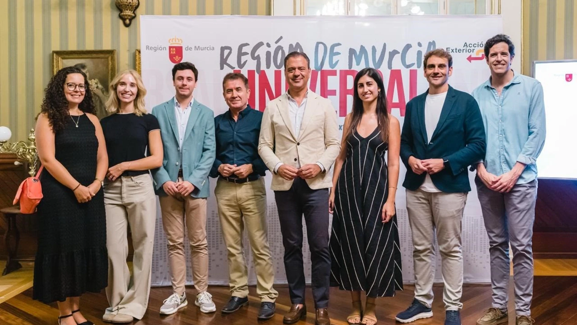 El consejero Marcos Ortuño, junto al grupo de cooperantes internacionales murcianos reunidos con motivo de la celebración del Día del Cooperante Carme Ripollés / Europa Press 08/09/2025
