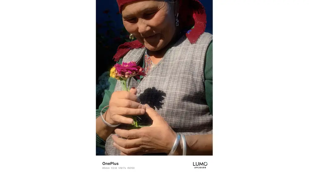 Fotografía de una señora con flores captada con las cámaras del OnePlus 15