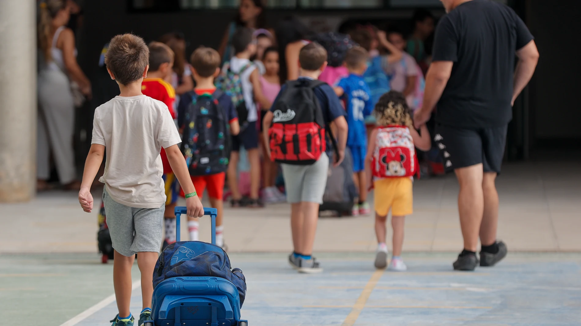 GRAFCVA9107. PAIPORTA (VALENCIA), 08/09/2025.- Un niño accede a las instalaciones del Colegio Público Rosa Serrano en Paiporta, Valencia, durante este lunes en el que comienza el curso escolar 2025-2026 en la Comunitat Valenciana con 810.730 alumnos, 1.789 menos que el curso anterior debido al descenso de la natalidad, y con 83.592 docentes, mientras los cuatro centros de Algemesí, Alfafar y Massanassa que irán a aulas prefabricadas tras resultar afectados por la dana empezarán las clases est...
