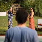 Robin Wright y Olivia Cooke mirando a Laurie Davidson