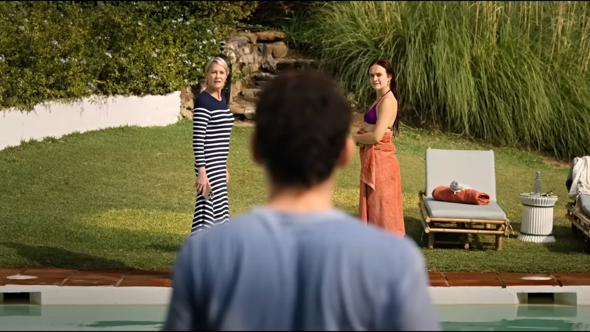 Robin Wright y Olivia Cooke mirando a Laurie Davidson