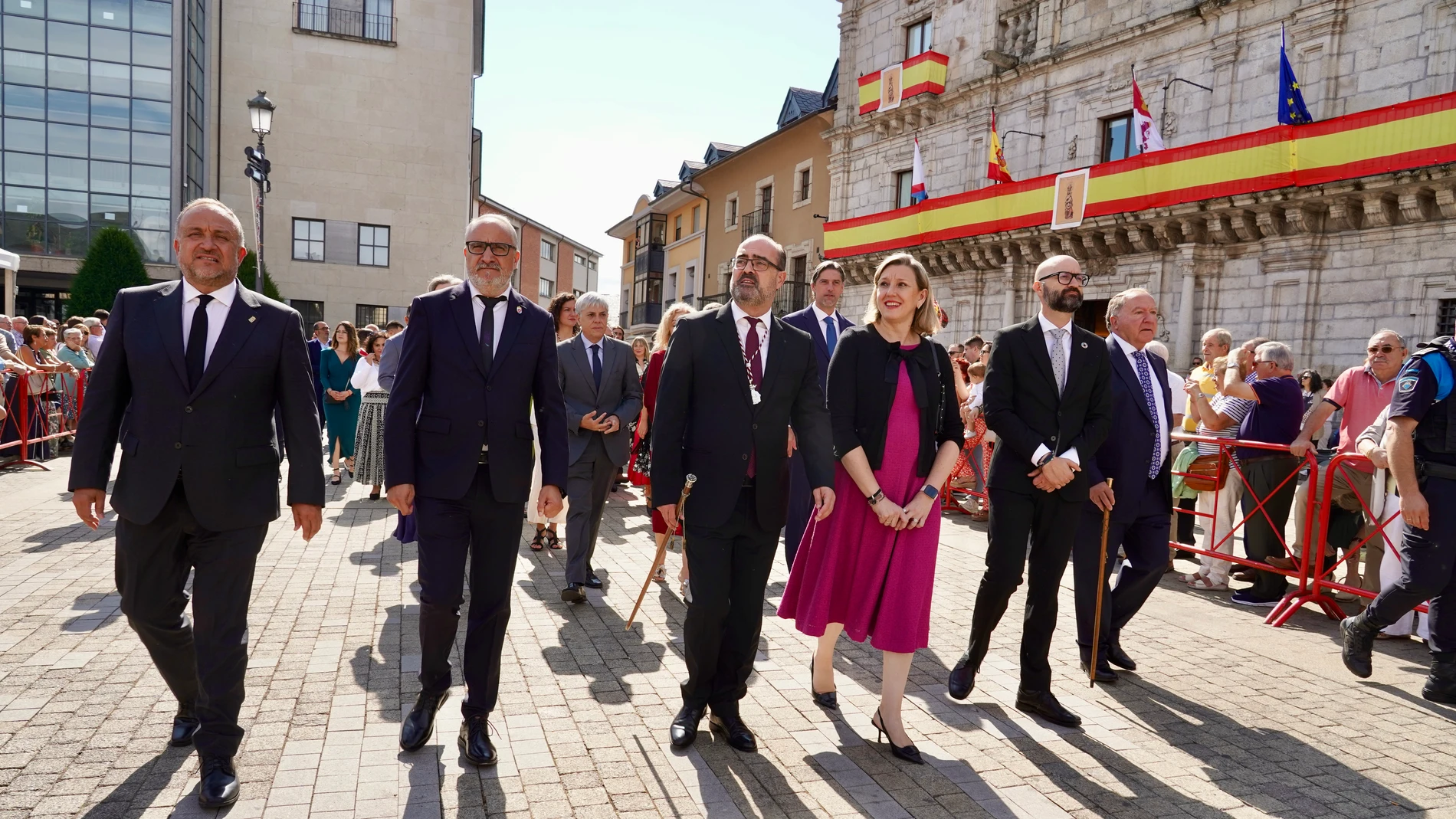 La vicepresidenta junto a Marco Morala, Olegario Ramón, Álvarez Courel y Alaiz Moretón, durante los actos por el Día del Bierzo y la Virgen de la Encina en Ponferrada