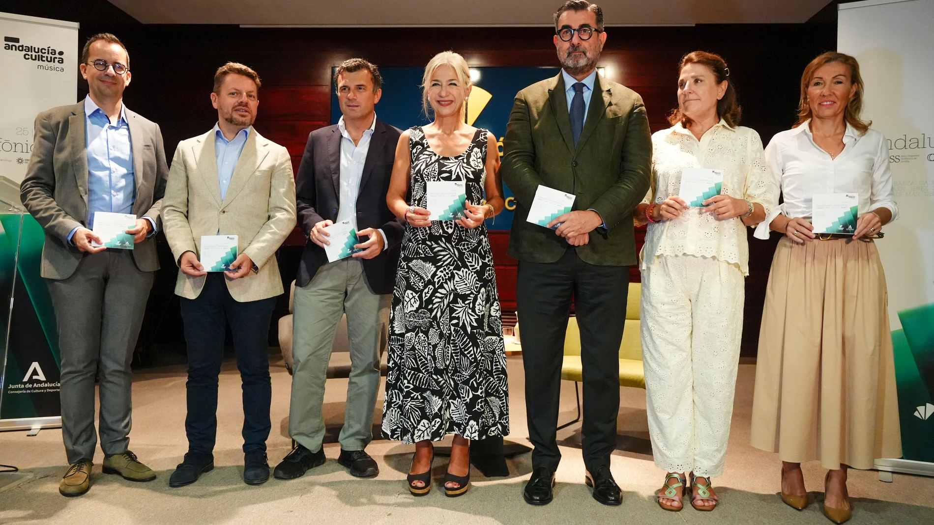 La consejera de Cultura y Deporte, Patricia del Pozo (c); junto al alcalde de Cádiz, Bruno García (3i); durante la presentación de la gira "Andalucía Sinfónica". A 08 de septiembre de 2025, en Cádiz (Andalucía, España). El Gobierno andaluz ha presentado la gira “Andalucía Sinfónica”, un proyecto cultural que reunirá a las cuatro grandes orquestas institucionales de la comunidad autónoma. La iniciativa recorrerá distintas provincias con el objetivo de acercar la música clásica a todos los públ...