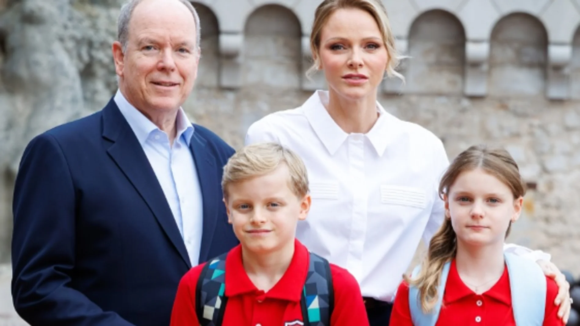Alberto y Charlène de Mónaco, junto a sus hijos en la vuelta al cole