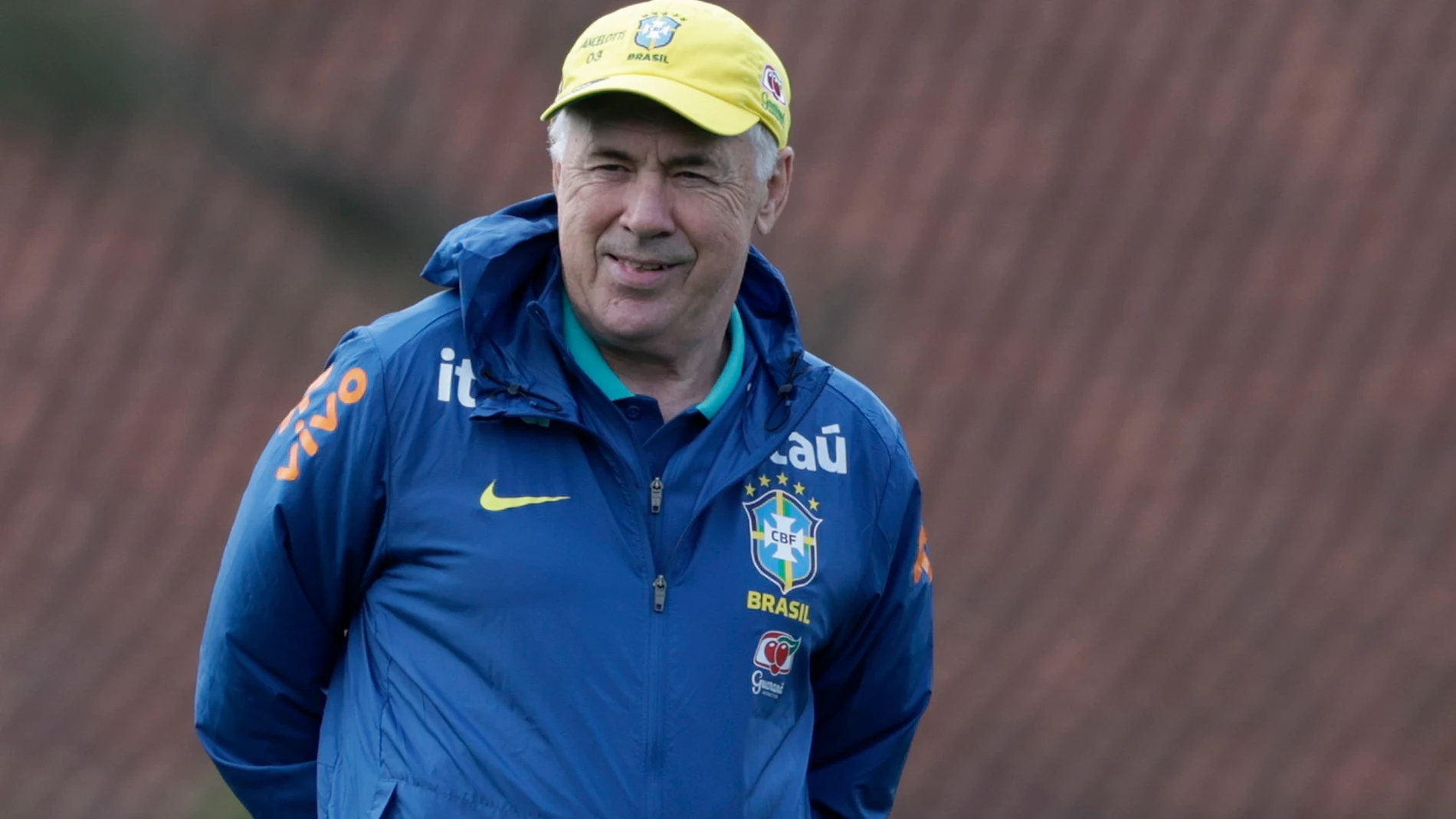 AMDEP3041. TERESÓPOLIS (BRASIL), 08/09/2025.- El entrenador de la selección brasileña de fútbol Carlo Ancelotti, participa durante un entrenamiento este lunes, en Granja Comary, en la ciudad de Teresópolis, región montañosa de Río de Janeiro (Brasil). Ancelotti afirmó en una rueda de prensa que la clave del éxito de la Canarinha en el Mundial 2026 será poder contar con jugadores que combinen tanto talento como actitud. EFE/André Coelho