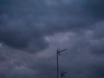 ELCHE (ALICANTE), 08/09/2025.- El Consorcio Provincial de Bomberos de Alicante ha informado de que en estos momentos tiene abiertas dieciocho intervenciones por fuertes vientos y precipitaciones intensas, principalmente en la comarca alicantina de la Vega Baja, mientras que las localidades de Alicante, Elche El Campello y Cox han suspendido las clases en colegios e institutos ma&ntilde;ana por el temporal. En la foto, cielos nublados en la localidad alicantina de Elche. EFE/Pablo Miranzo 