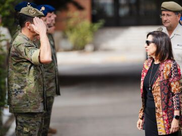 Robles agradece a las Fuerzas Aerom&oacute;viles del Ej&eacute;rcito de Tierra su labor en la lucha contra los incendios forestales