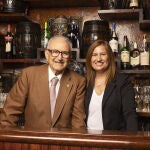 La presidenta del Gremi, Núria Solà, y el presidente de honor, Isidre Gironès
