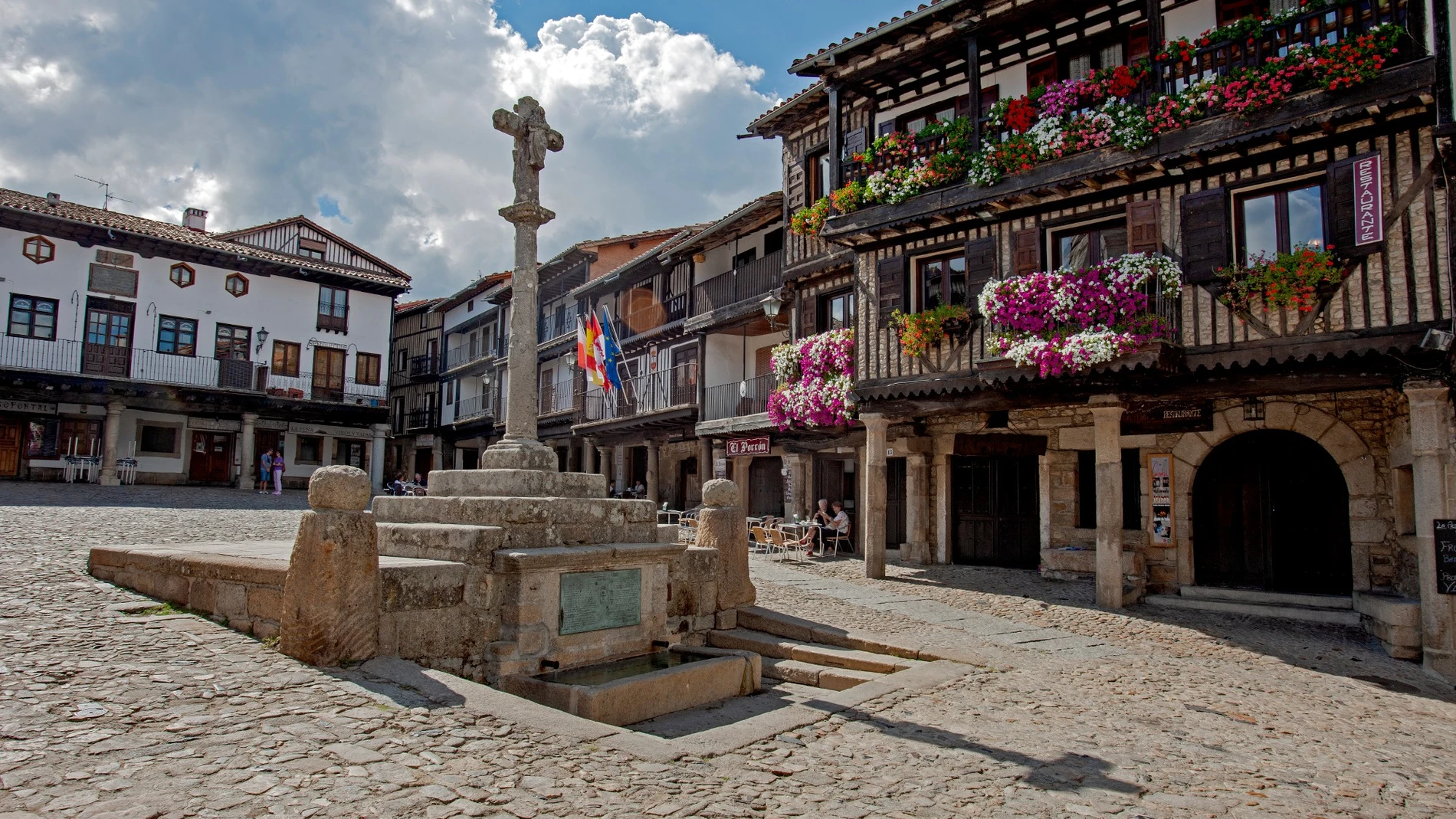 ¿Cuál es el primer pueblo de España declarado Conjunto Histórico-Artístico?