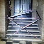 Edificio de la calle Segóbriga de Cuenca que ha sido precintado por daños estructurales.