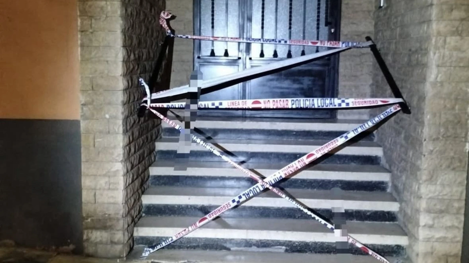 Edificio de la calle Segóbriga de Cuenca que ha sido precintado por daños estructurales.