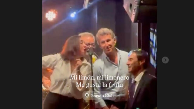 Se viraliza un vídeo de Feijóo cantando en un bar en el que hace suyo el "me gusta la fruta" de Ayuso contra Sánchez.
