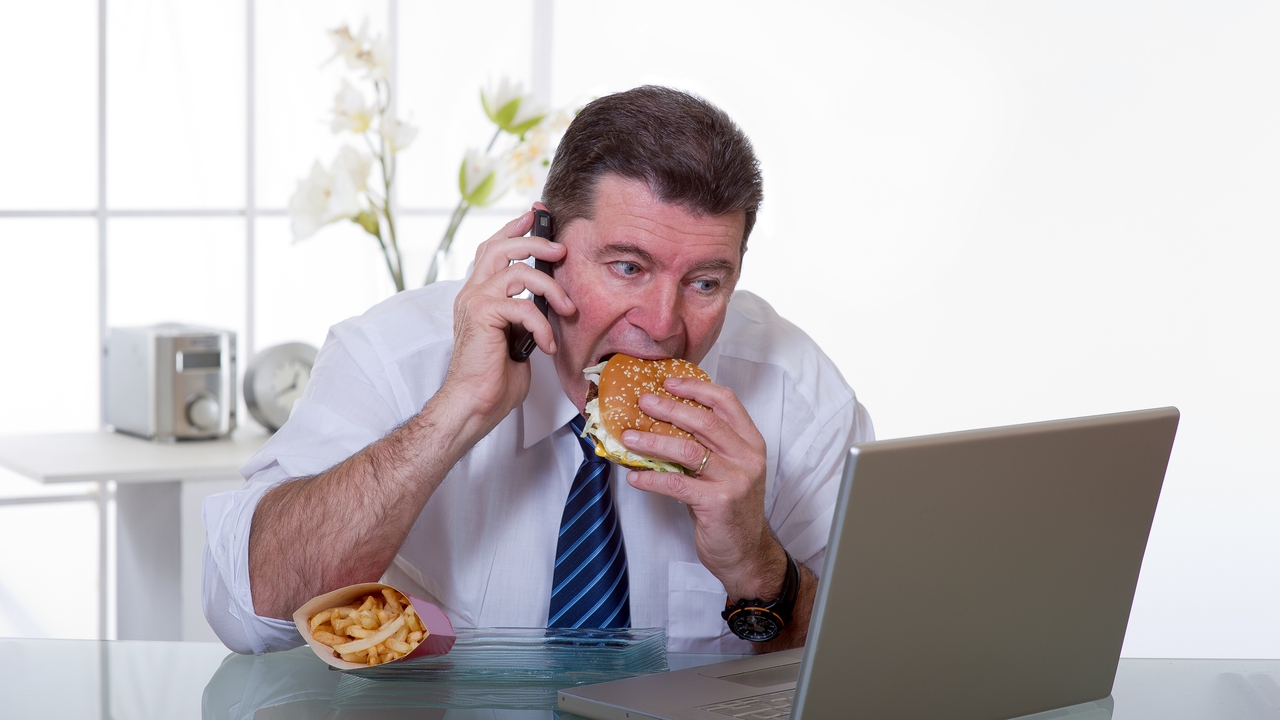 Estos son los riesgos para la salud de comer frente al ordenador