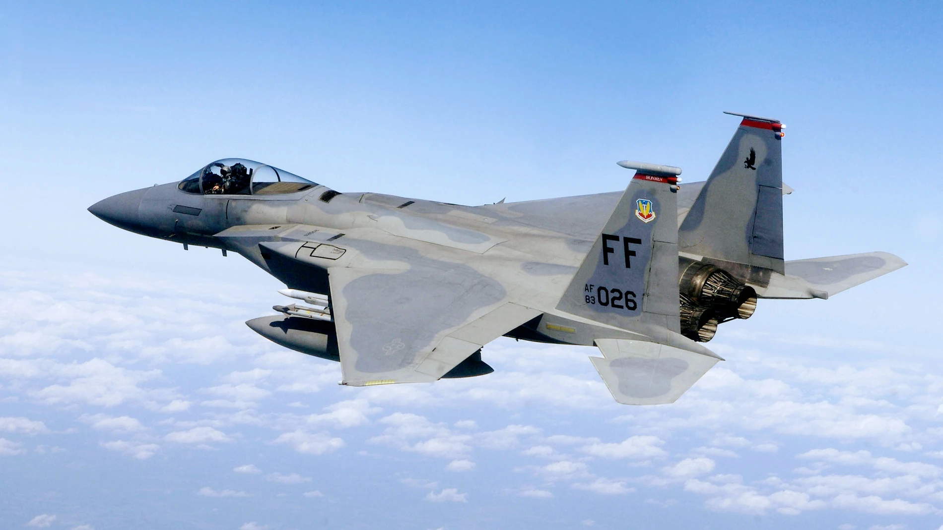 Avión de combate sobrevolando el cielo durante unos ejercicios militares