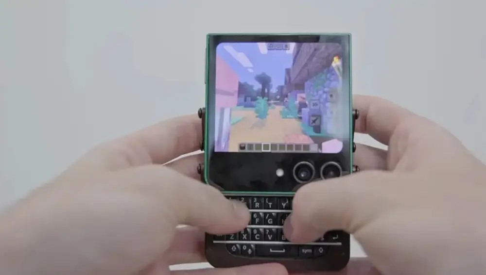 Marcin Plaza jugando a Minecraft con el teclado Blackberry integrado en su Galaxy Z Flip5