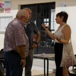 Beatriz Barrio realiza una entrevista a los vecinos de un pueblo de Zamora