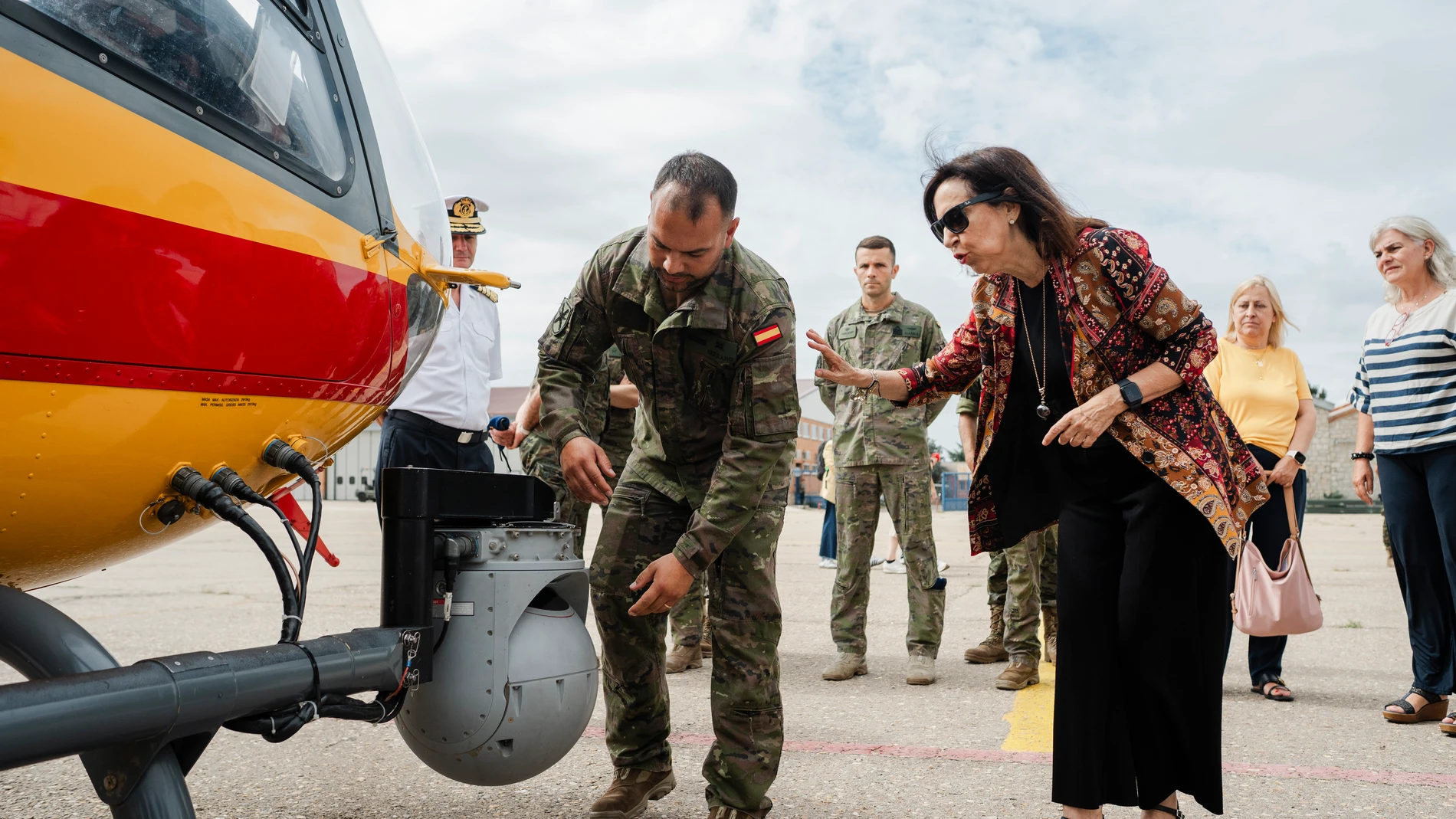 La ministra de Defensa, Margarita Robles, mientras le enseñan unas cámaras instaladas en los helicópteros, durante una visita a las Fuerzas Aeromóviles del Ejército de Tierra, a 8 de septiembre de 2025, en Colmenar Viejo, Madrid (España). La ministra tendrá un encuentro con el personal participante en la pasada campaña contra incendios forestales. 08 SEPTIEMBRE 2025;MILITARES AVIACIÓN;BAMBI Mateo Lanzuela / Europa Press 08/09/2025