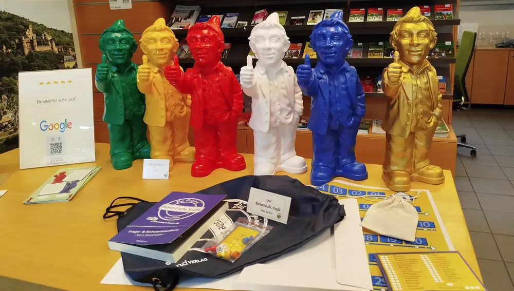 En la Oficina de Turismo se pueden comprar estas estatuillas