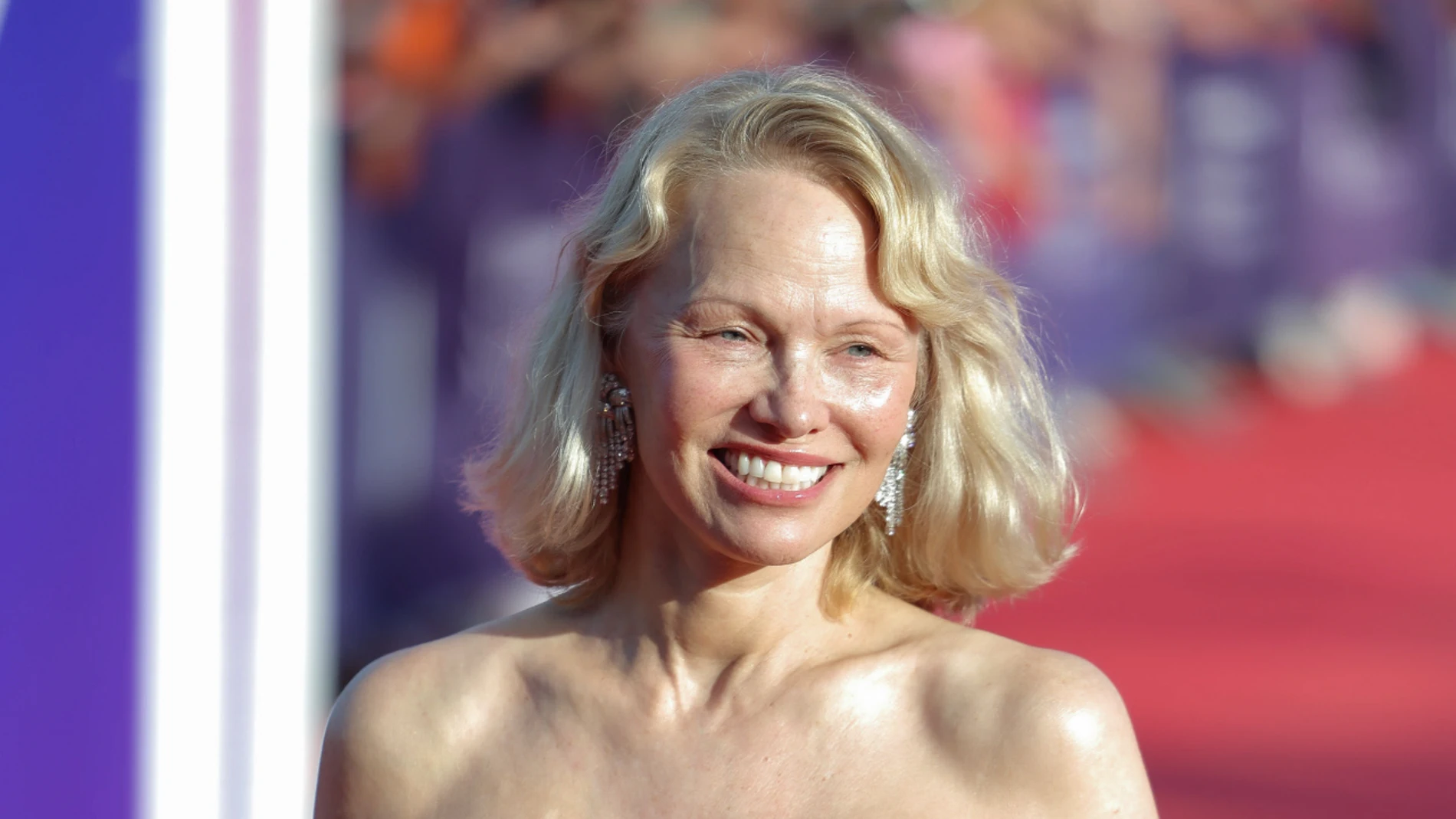 Pamela Anderson con piel radiante.
