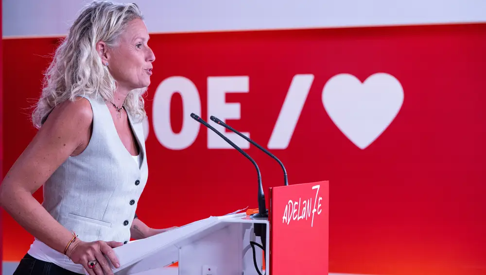 La portavoz del PSOE, Montse Mínguez, en una rueda de prensa en Ferraz.