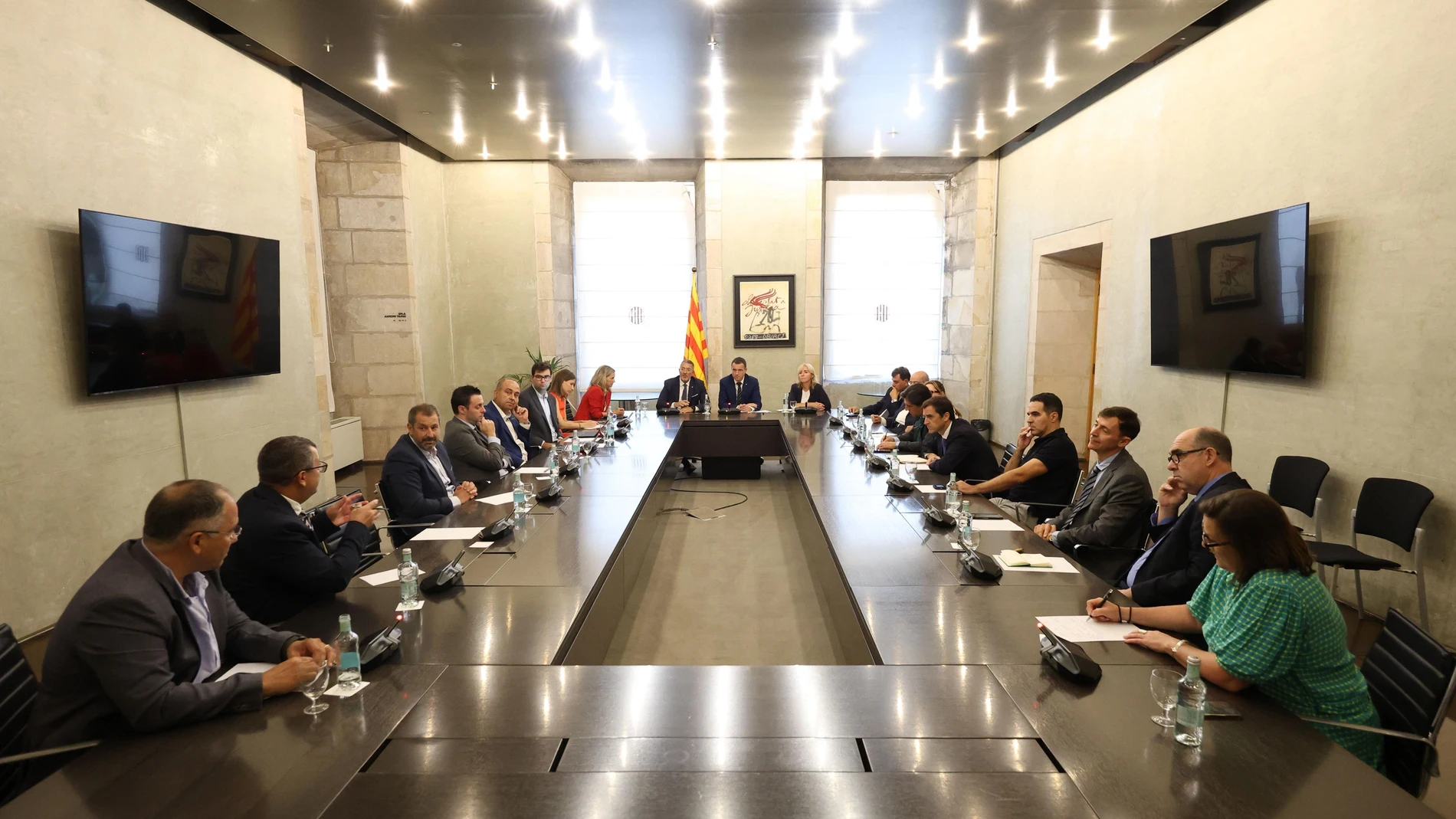 El conseller de Agricultura, Ganadería, Pesca y Alimentación, Òscar Ordeig, y el conseller de Empresa y Trabajo, Miquel Sàmper, en una reunión con representantes del sector porcino catalán REMITIDA / HANDOUT por Generalitat Valenciana Fotografía remitida a medios de comunicación exclusivamente para ilustrar la noticia a la que hace referencia la imagen, y citando la procedencia de la imagen en la firma 09/09/2025