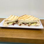 Sándwich de manzana, tomate y seco