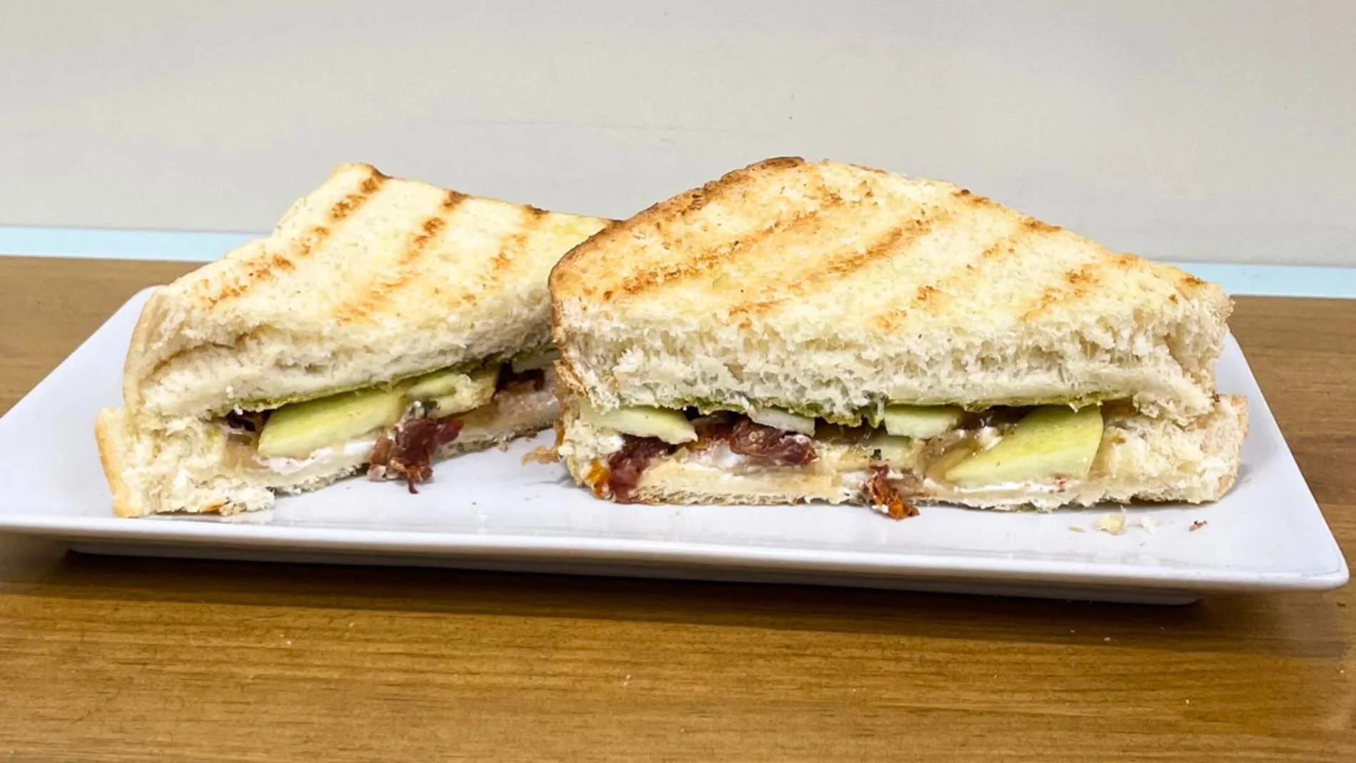 Sándwich de manzana, tomate y seco