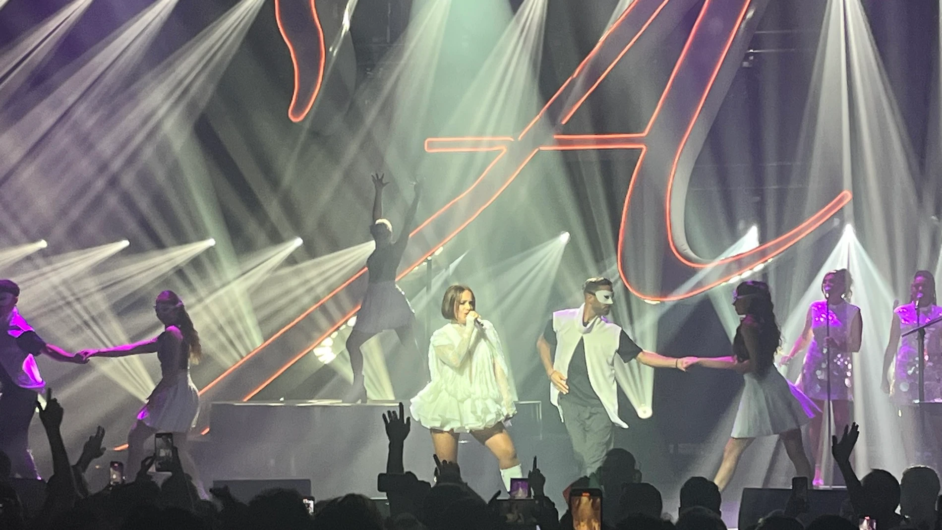 Alizée durante el primer concierto del especial '25 ans déjà'