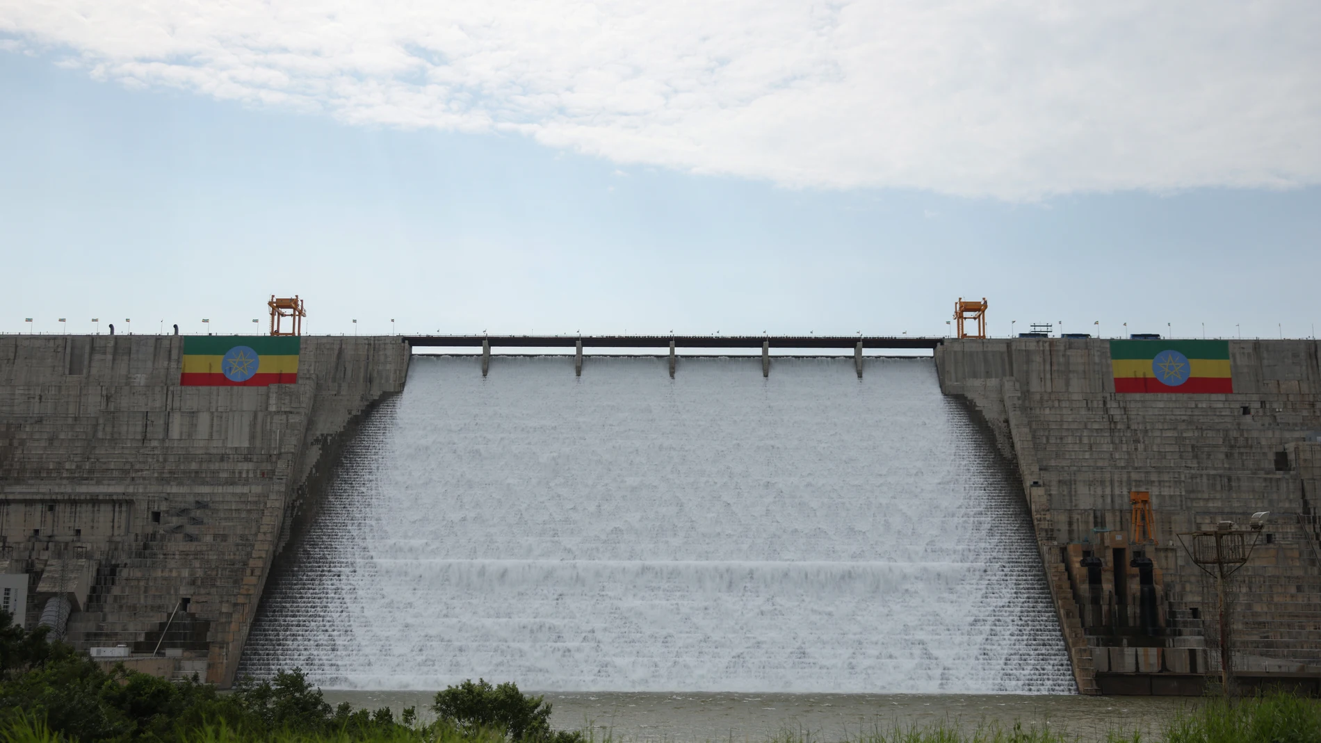 BENISHANGUL-GUMUZ (Ethiopia), 09/09/2025.- A view of the Ethiopian flag painted on a wall of the Grand Ethiopian Renaissance Dam (GERD) at the Blue Nile River in the Benishangul-Gumuz Region, Ethiopia, 09 September 2025. The GERD is a 6,450 MW hydroelectric power station stretching 1.78km across a valley and standing 145m high. (Etiopía) EFE/EPA/STR