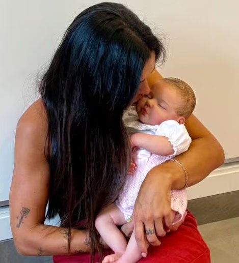 Marian Ramos junto al nuevo miembro de la familia