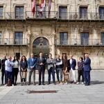 José Antonio Diez comprueba las obras en la Plaza Mayor de León