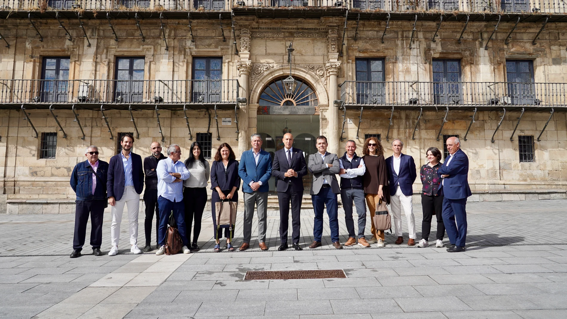 José Antonio Diez comprueba las obras en la Plaza Mayor de León