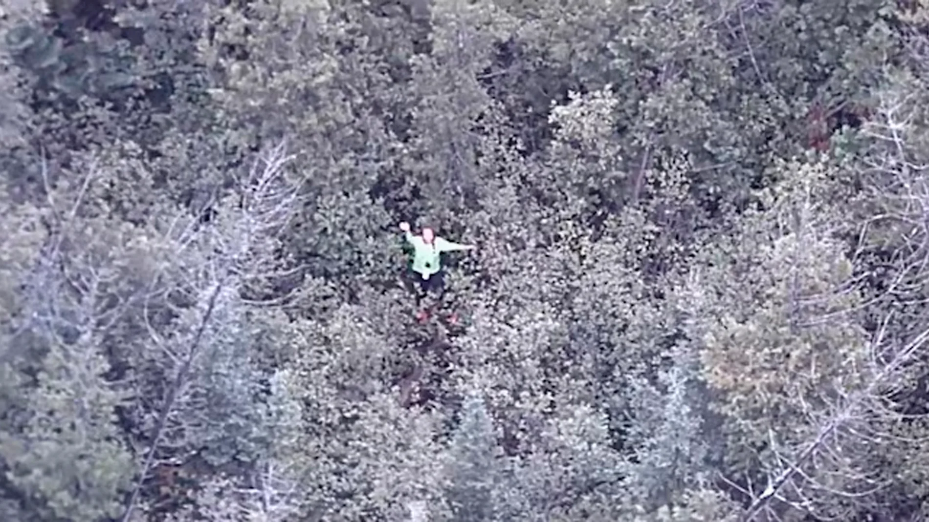 Una concursante de un reto de supervivencia en YouTube es rescatada tras pasar casi 18 horas perdida en el bosque