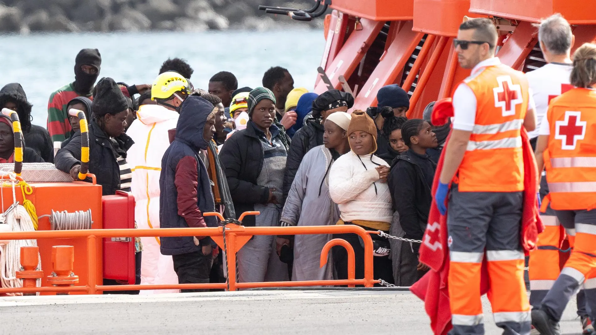 El Gobierno prevé realizar esta semana tres derivaciones de menores migrantes solicitantes de asilo a la Península