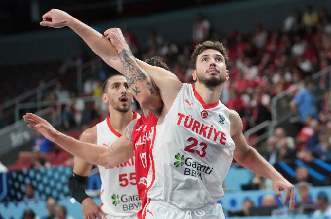 Alperen Sengun lucha por un rebote en el partido ante Polonia de cuartos de final