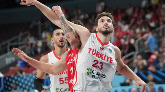 Alperen Sengun lucha por un rebote en el partido ante Polonia de cuartos de final