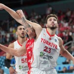 Alperen Sengun lucha por un rebote en el partido ante Polonia de cuartos de final
