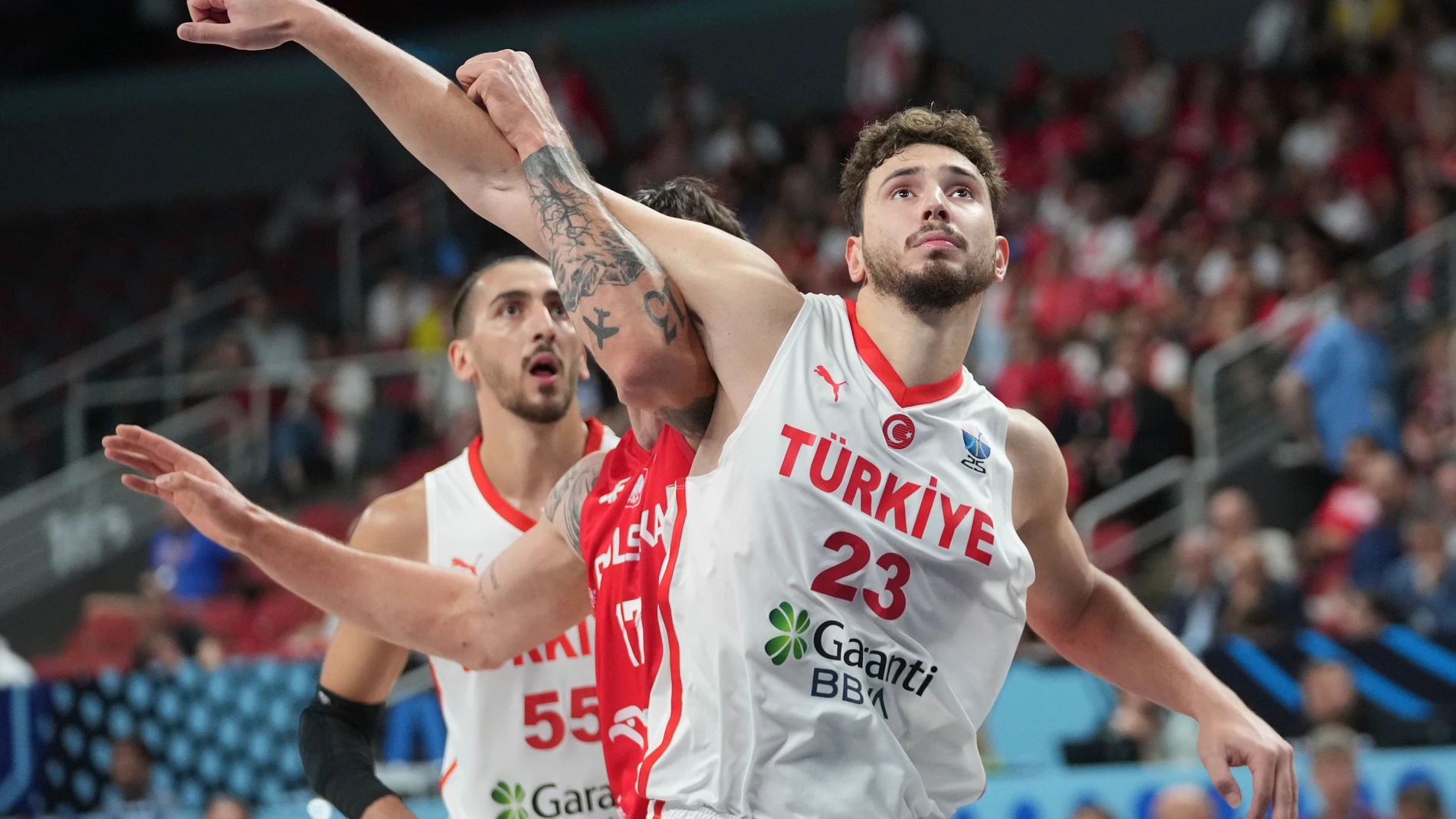 Alperen Sengun lucha por un rebote en el partido ante Polonia de cuartos de final