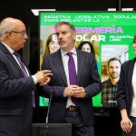 Leticia Pérez / ICAL . El presidente de CSIF en Castilla y León, Benjamín Castro; el presidente del Consejo de Enfermería de Castilla y León, Enrique Ruiz; y la presidenta de Confapacal, María Soledad Alegre, inician la campaña de recogida de firmas para que las Cortes aprueben la Ley de Enfermería Escolar
