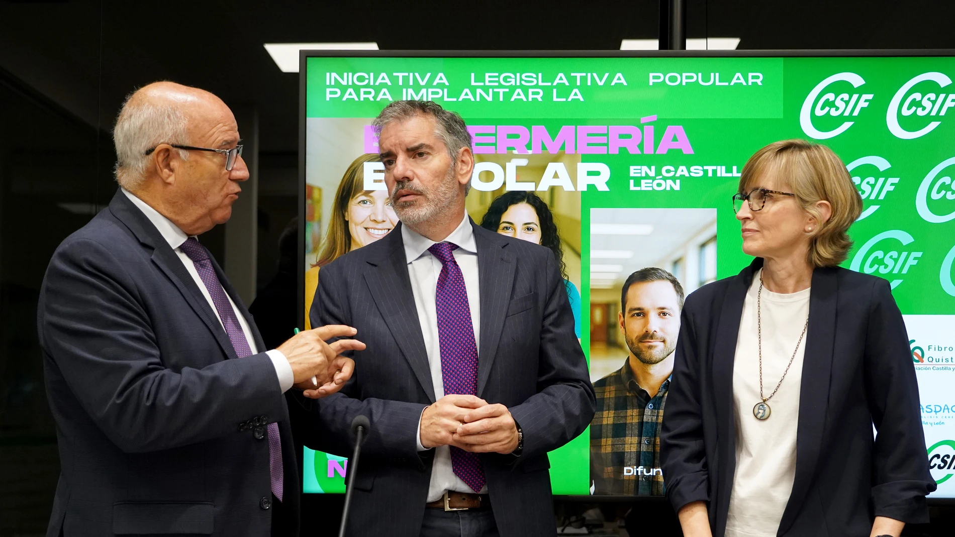 Leticia Pérez / ICAL . El presidente de CSIF en Castilla y León, Benjamín Castro; el presidente del Consejo de Enfermería de Castilla y León, Enrique Ruiz; y la presidenta de Confapacal, María Soledad Alegre, inician la campaña de recogida de firmas para que las Cortes aprueben la Ley de Enfermería Escolar