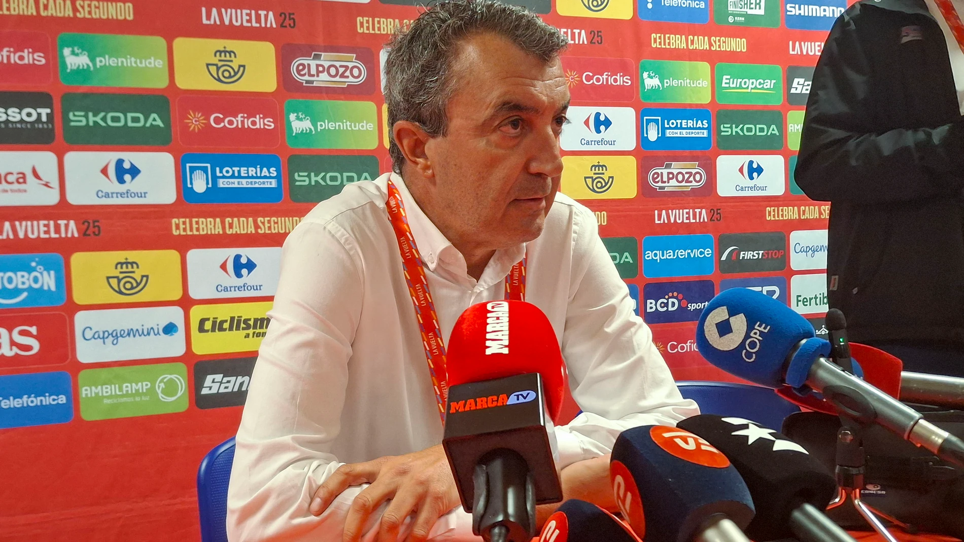 MOS (PONTEVEDRA), 09/09/2025.- El director de la Vuelta, Javier Guillén, ofrece una rueda de prensa este martes, en Mos (Pontevedra). Javier Guillén ha asegurado, tras los incidentes que han obligado a neutralizar este martes la decimosexta etapa, que la ronda española "saldrá mañana" para disputar la jornada entre O Barco de Valdeorras y Alto del Morredero en la provincia de León. "Ante todo, tengo que decir que la Vuelta no va a parar y mañana saldrá la etapa. Nuestro propósito es llevar la...