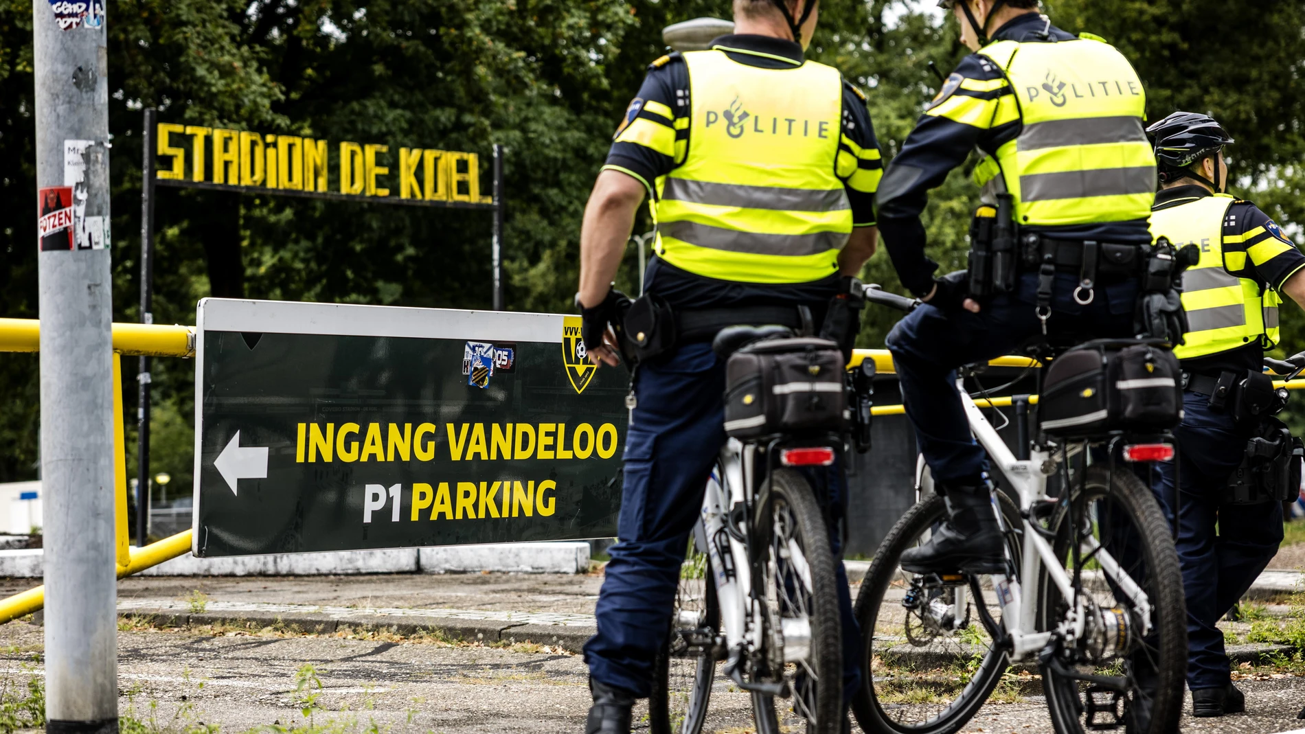 Venlo (Netherlands), 09/09/2025.- Dutch police officers patrol the area surrounding De Koel Stadium in Venlo, the Netherlands, 09 September 2025. The Dutch U21 team is scheduled to play a European Championship qualifying match against the Israeli U21 team on 09 September. The match will be played behind closed doors for safety reasons. (Países Bajos; Holanda) EFE/EPA/ROB ENGELAAR