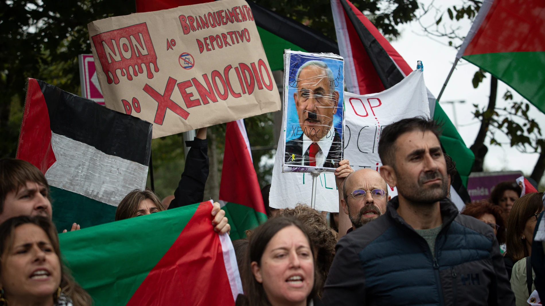 Decenas de personas durante una concentración contra la participación de Israel en la Vuelta Ciclista de España, en el Alto de San Cosme en Mos, a 9 de septiembre de 2025, en Pontevedra, Galicia (España). Estas movilizaciones se suman a otras ya producidas en Lugo y Bilbao. "Debido a una protesta que está bloqueando la carrera, el ganador de etapa y los tiempos para la clasificación general se decidirán a 8 kilómetros para la línea de meta", informó La Vuelta en su web oficial. El PSOE de Pon...