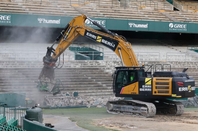 Comienzan las obras de demolición de la grada preferente del Benito Villamarín
