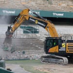 Comienzan las obras de demolición de la grada preferente del Benito Villamarín