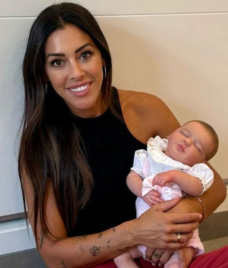 Marian Ramos junto al nuevo miembro de la familia
