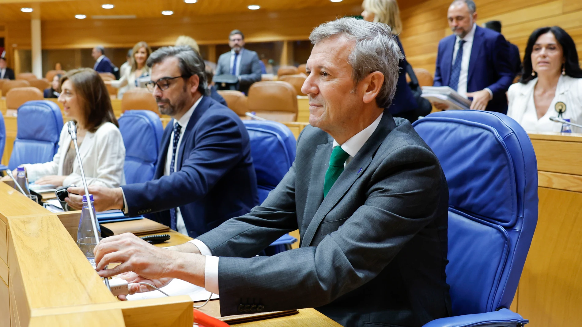 SANTIAGO DE COMPOSTELA, 09/09/2025.- El presidente gallego, Alfonso Rueda (d) comparece sobre la ola de incendios en el Parlamento de Galicia, este martes en Santiago de Compostela. EFE/Lavandeira jr