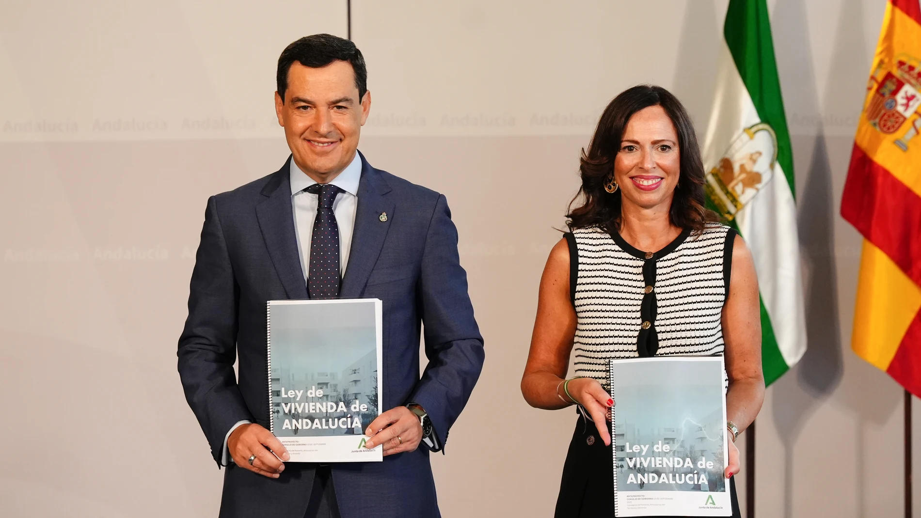 El presidente de la Junta de Andalucía, Juanma Moreno, (i) junto a la consejera de Fomento y Articulación del Territorio de la Junta de Andalucía, Rocío Díaz, (d) posan durante la presentación de la futura Ley de la Vivienda de Andalucía en el Palacio de San Telmo, a 9 de septiembre de 2025 en Sevilla (Andalucía, España). El presidente de la Junta de Andalucía, Juanma Moreno, ha presentado a los agentes sociales la futura Ley de la Vivienda de Andalucía. 09 SEPTIEMBRE 2025 Francisco J. Olmo...