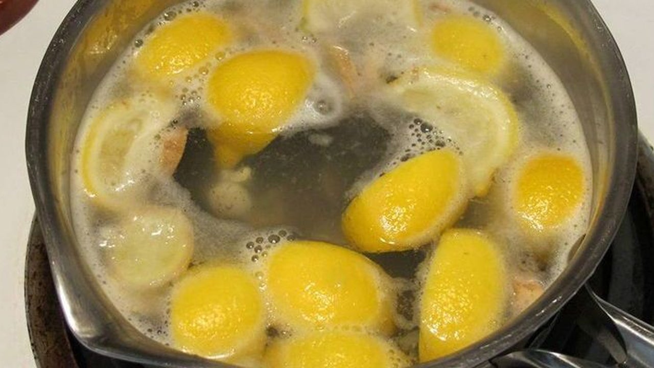 Se insta a la gente a hervir cáscaras de limón en agua durante el otoño: este es el motivo