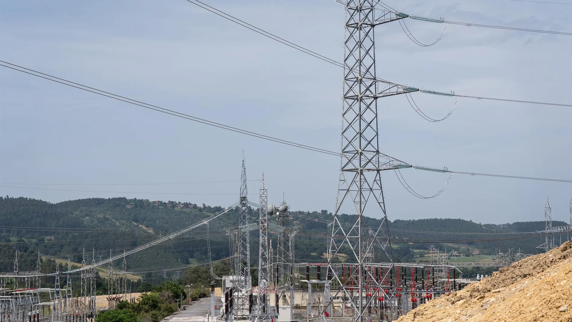 El 83,4% de los nudos de la red de distribución eléctrica están ya saturados, según las grandes eléctricas